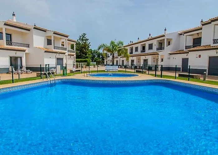 Charming 3-bedroom With Pool In Vakantiehuis Albufeira