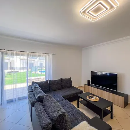 Charming 3-bedroom With Pool In