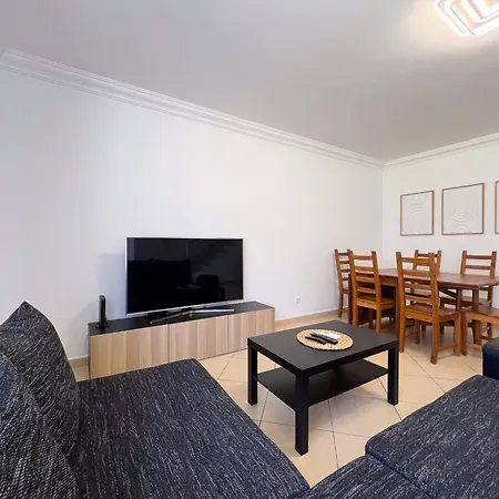 Charming 3-bedroom With Pool In Nyaraló Albufeira