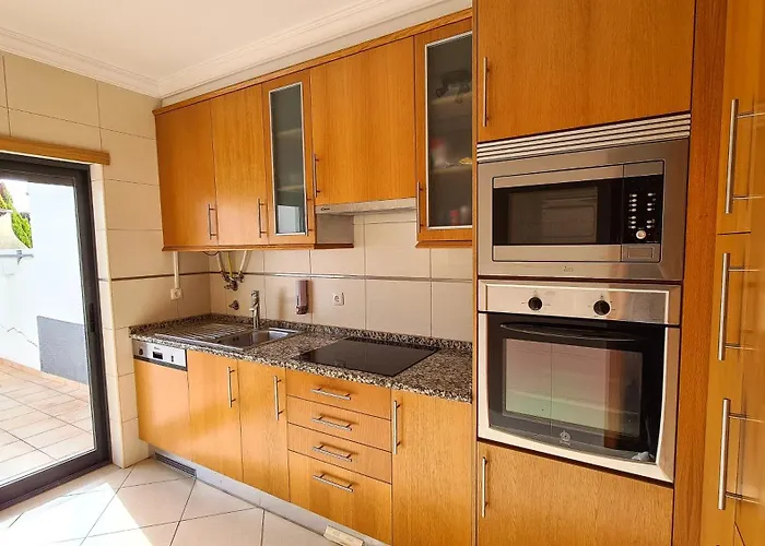 Дом отдыха Charming 3-bedroom With Pool In Албуфейра