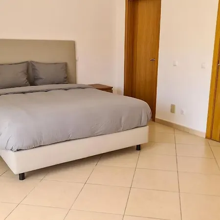 Charming 3-bedroom With Pool In Holiday home *