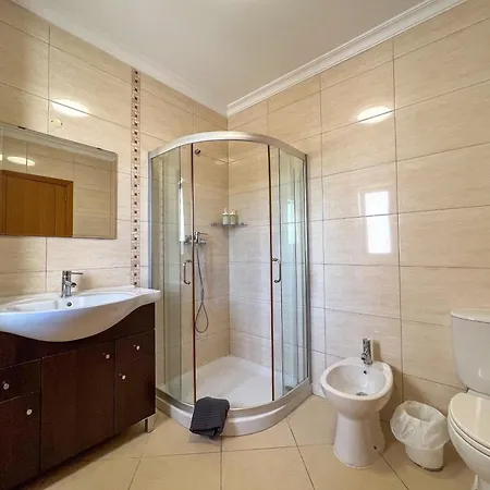 בית נופש Charming 3-bedroom With Pool In
