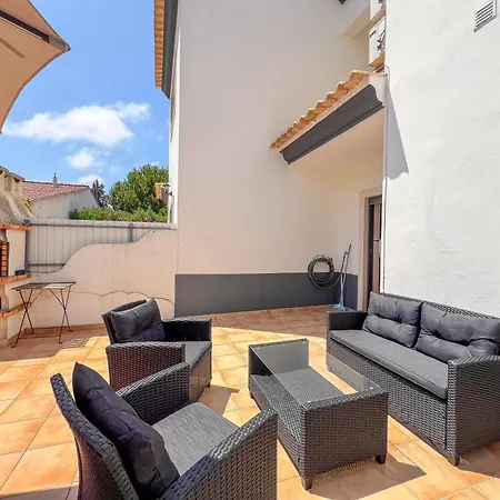 בית נופש Charming 3-bedroom With Pool In