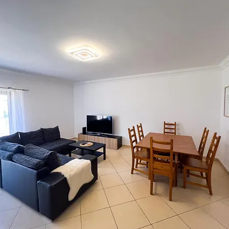 בית נופש Charming 3-bedroom With Pool In אלבופיירה