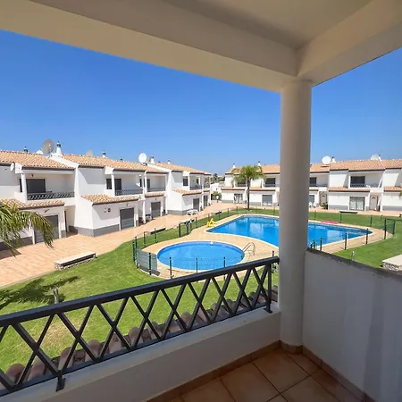 Charming 3-bedroom With Pool In アルブフェイラ