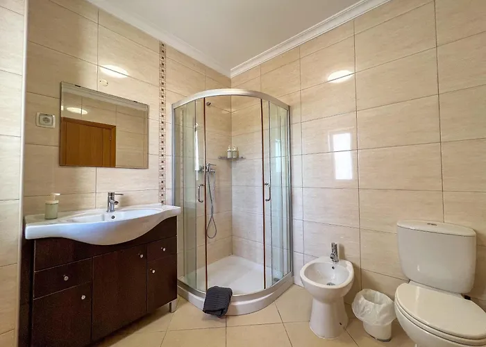 Сasa de vacaciones Charming 3-bedroom With Pool In