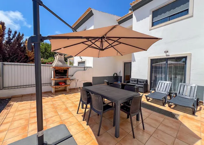 Charming 3-bedroom With Pool In Сasa de vacaciones Albufeira