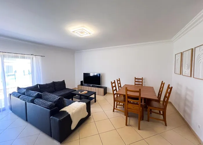 Сasa de vacaciones Charming 3-bedroom With Pool In Albufeira