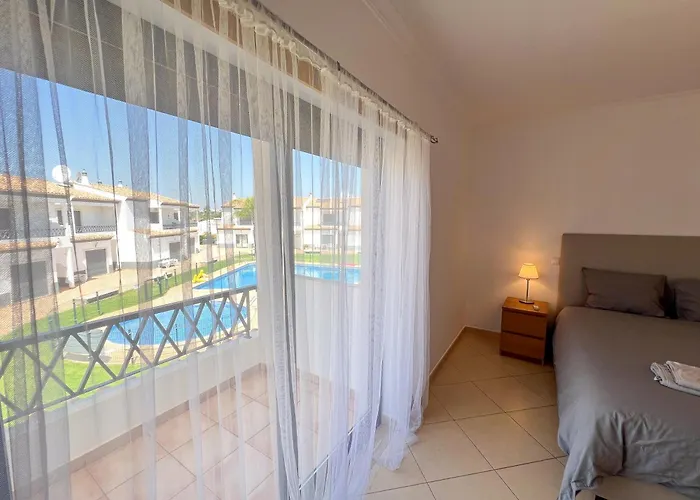 Сasa de vacaciones Charming 3-bedroom With Pool In *
